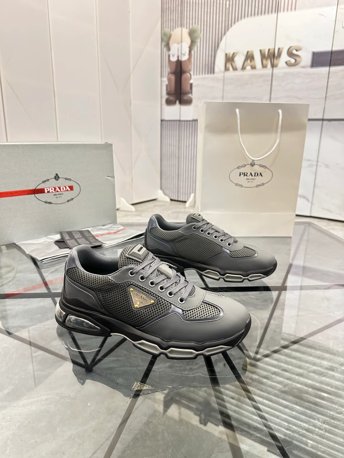 Men's shoes for sale 💰: 💰P660¥ High-end top quality Product trademark: Prada *"Prada*" low-top casual shoes Regular size: 38-45 (can be customized to 46) Product materials: Upper imported first-layer cowhide spliced ​​with original fabric, breathable lining, cowhide foot pads, original air cushion outsole. No.: 001